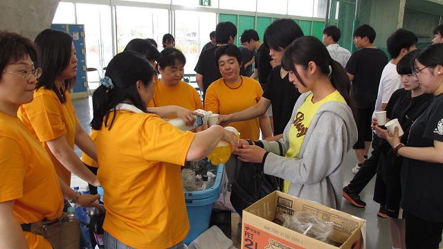 体育祭でのドリンクサービス（保護者会役員）